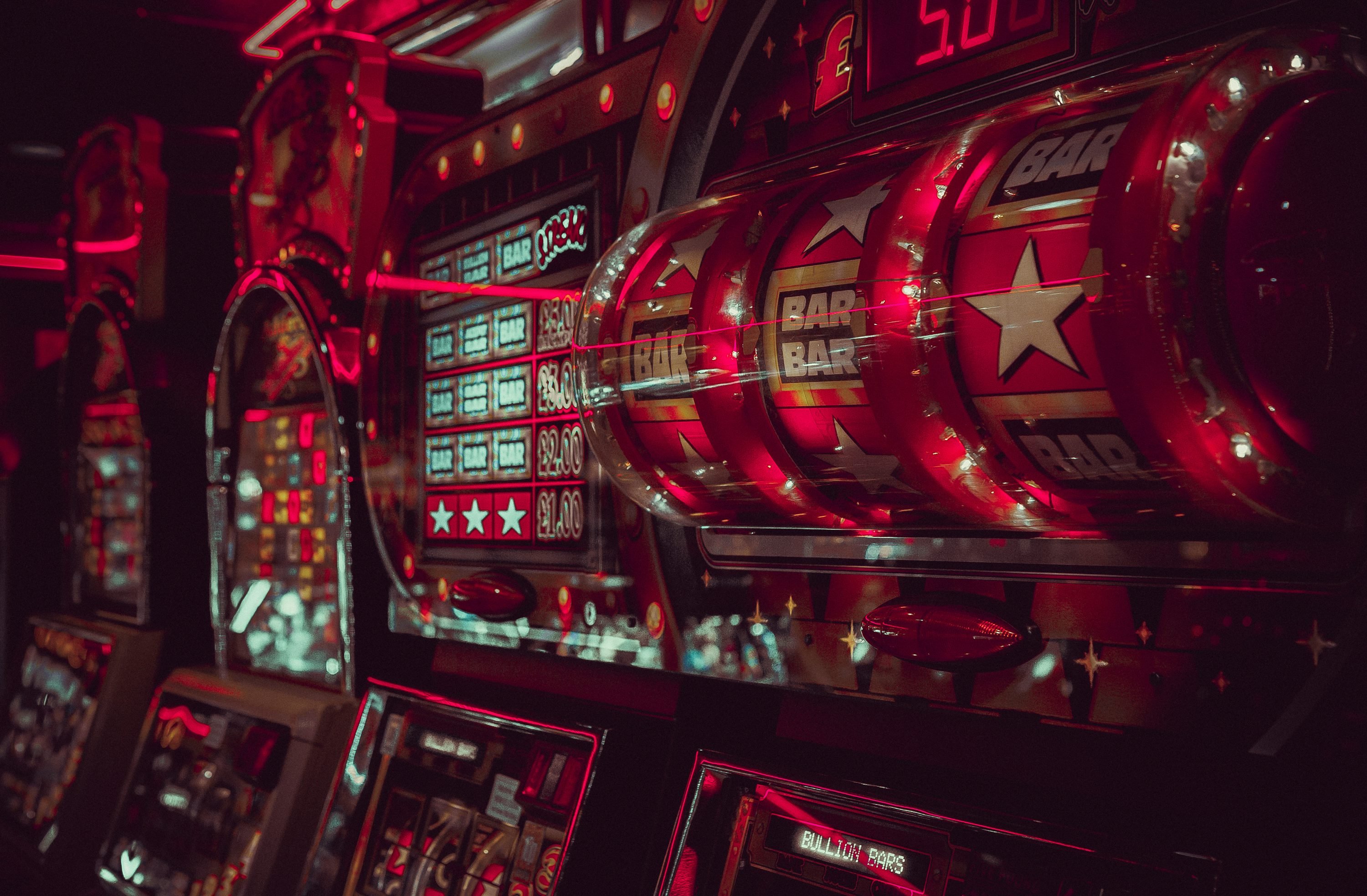 a80ee mobile app ဖုန်းဖြင့် ဘောလုံးနှင့် casino ကစားနေသောမြင်ကွင်း